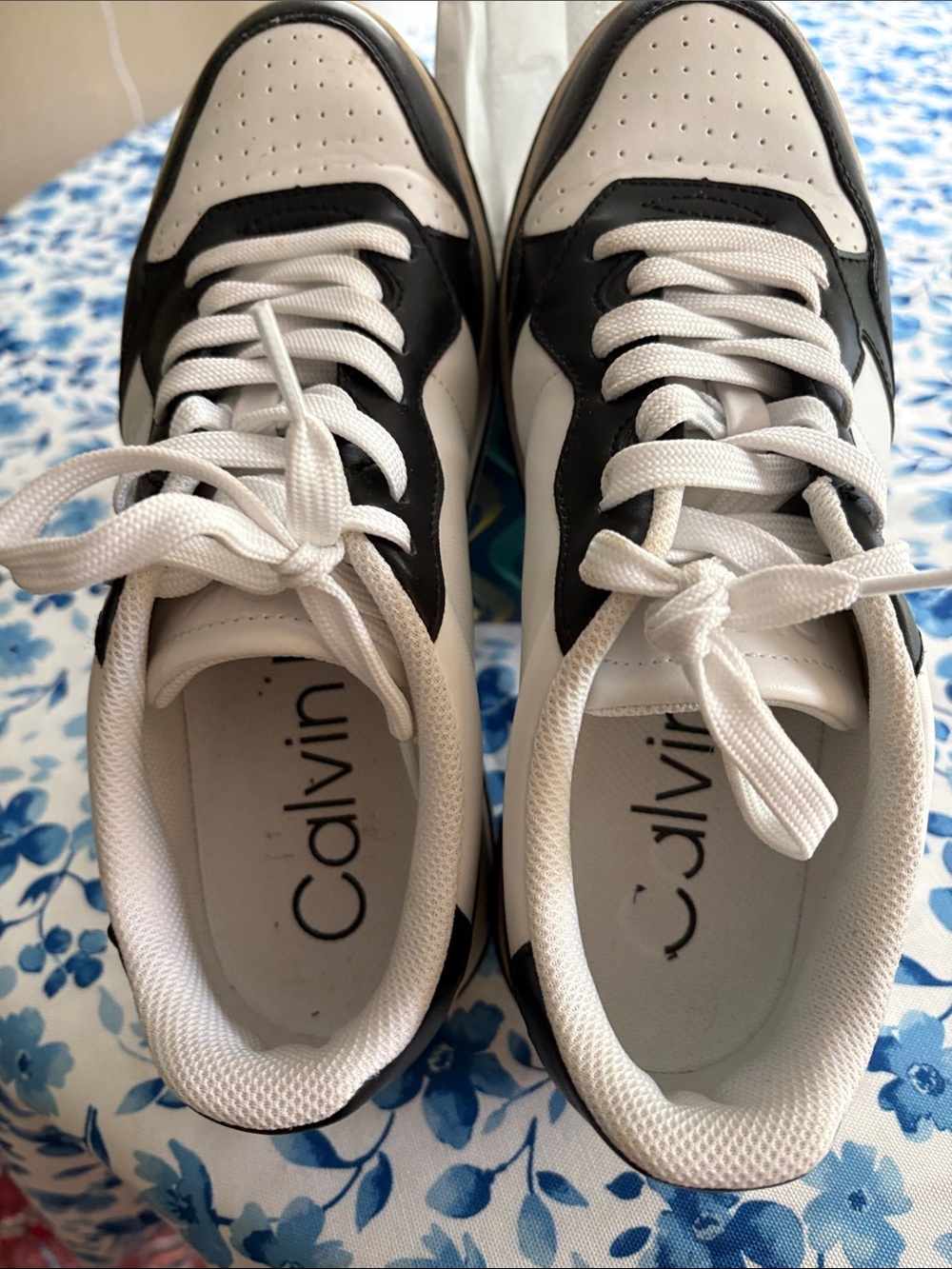 Calvin Klein Sneakers Used, clean inside, and in perfect condition.